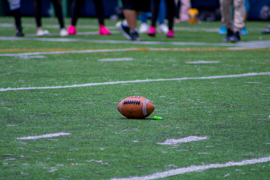 Balón de futbol americano durante un juego de equipos