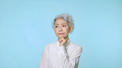 考えるシニア女性　悩み　不安　心配