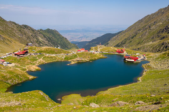 Rumänien: Der Balea-See (rumänisch: Balea Lac) von oben. Der See liegt an der Passhöhe der Transfogarascher Hochstraße