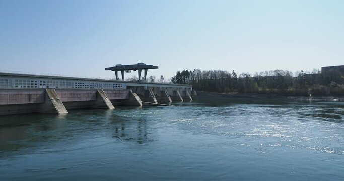 Bad S&auml;ckingen en For&ecirc;t-Noire dans le Bade-Wurtemberg. La Centrale hydro&eacute;lectrique sur le Rhin entre Bad S&auml;ckingen en Allemagne et Stein AG en Suisse