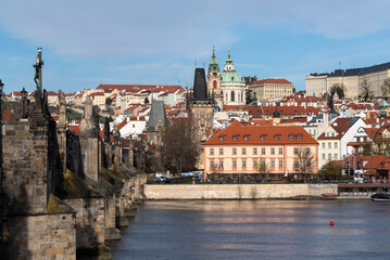 Karlsbrücke, Brückenturm auf der Kleinseite, Nikolauskirche, Prag, Tschechien