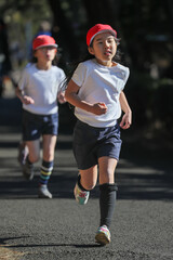小学校のマラソン大会で走る女の子