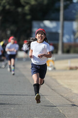 小学校のマラソン大会で走る女の子