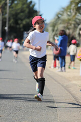 小学校のマラソン大会で走る女の子