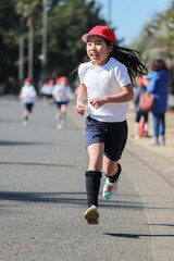 小学校のマラソン大会で走る女の子