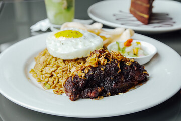 Short ribs fried rice with eggs and crackers