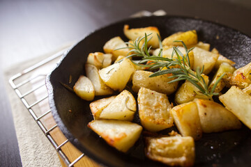 ローズマリーポテトとスキレット　Rosemary roasted potato in an iron pan