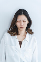 デニムと白シャツのクールな女性