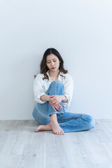Obraz premium デニムと白シャツのクールな女性