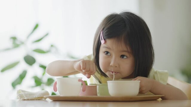 食事する4歳の子供（育児・子育て・夏・そうめん）