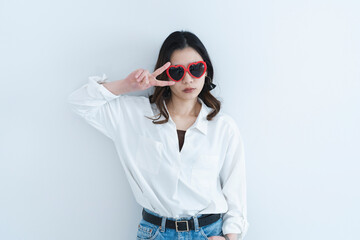 Naklejka premium ハートのサングラスをかけたクールな女性