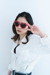 ハートのサングラスをかけたクールな女性