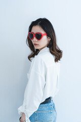 Naklejka premium ハートのサングラスをかけたクールな女性