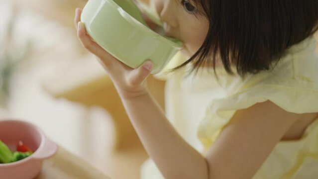 食事する4歳の子供（育児・子育て・夏・そうめん）