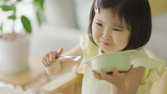 食事する4歳の子供（育児・子育て・夏・そうめん）