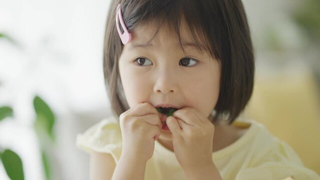 枝豆を食べる子供（育児・子育て）