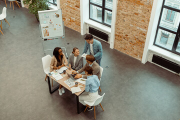 Obraz premium Young people working in the meeting room in the office