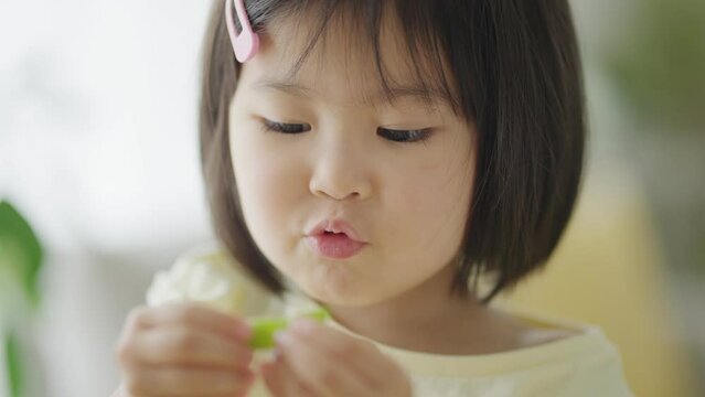 枝豆を食べる子供（育児・子育て）