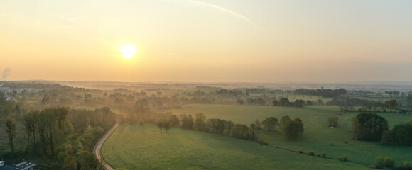 Sonnenaufgang Nebel Felder Luftbildpanorama Kornelimünster Niederforstbach Brand Aachen...