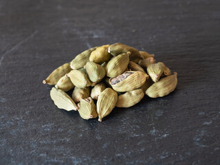 ホールスパイスのカルダモン。カレーや飲み物に使われる香辛料。