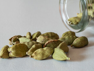 瓶とホールスパイスのカルダモン。カレーや飲み物に使われる香辛料。