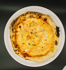 pizza napolitana sabor cuatro quesos hecha con masa madre