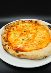 pizza napolitana sabor cuatro quesos hecha con masa madre