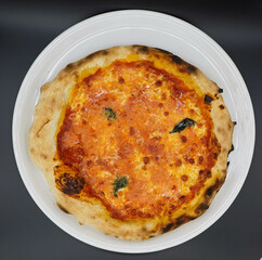 pizza napolitana sabor cuatro quesos hecha con masa madre