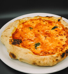 pizza napolitana sabor cuatro quesos hecha con masa madre