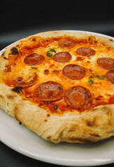 Una pizza tipica napolitana sabor peperoni