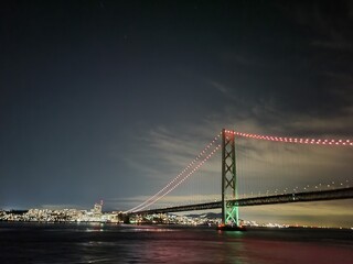 夜の明石海峡大橋