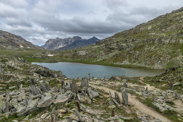 Lac Longet Péouvou et La Roche Noire , paysage du Queyras en été , hautes-Alpes , France