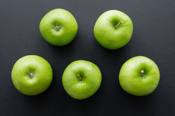 flat lay of fresh and green apples on black. - obrazy, fototapety, plakaty