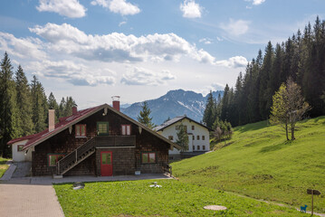 Fototapeta na wymiar mountain lodge on the way to Taubenstein mountain, hiking destination Spitzing, bavaria