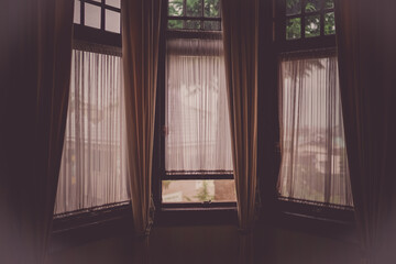 レトロな西洋建築の窓辺