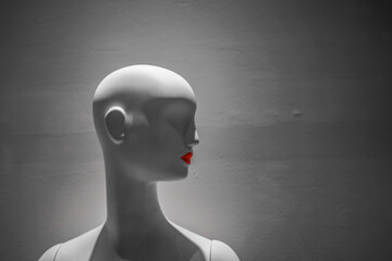 口紅を塗ったマネキン