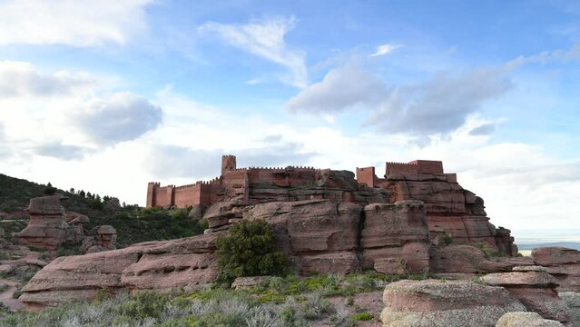 Time lapse de nubes pasando sobre el castillo de Peracense, en la provincia de Teruel. Arag&oacute;n. Espa&ntilde;a. europa