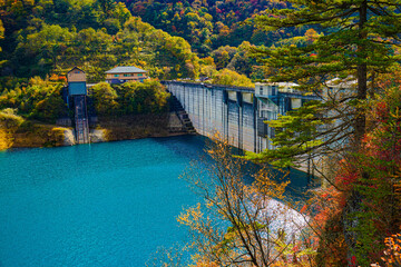 四万川ダムと秋の山