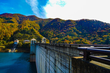 四万川ダムと秋の山