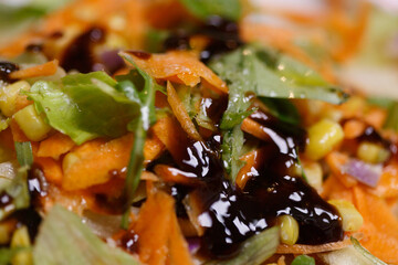 Ensalada variada con vinagre de Módena, plato Mediterráneo
