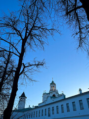 Fototapeta na wymiar Old russian orthodox church, blue sky