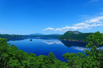 Fototapeta na wymiar 初夏の摩周湖。弟子屈、北海道、日本。6月下旬。