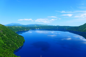 Fototapeta na wymiar 初夏の摩周湖。弟子屈、北海道、日本。6月下旬。