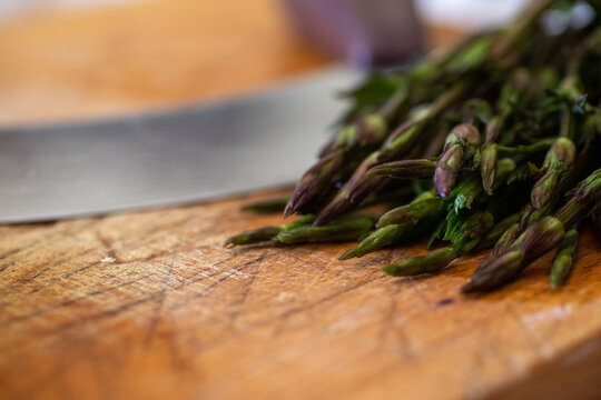 frittata di luvertin, luppolo selvatico, delizie primaverili