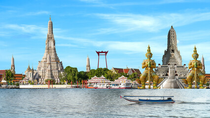 Naklejka premium Travel Wat Arun on blue sky background.