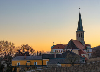 Kirche im Sonnenuntergang, Gumpoldskirchen, Niederösterreich