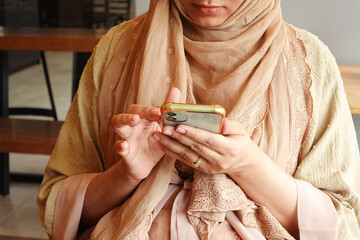  young women hand holding smart phone 