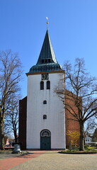 Fototapeta na wymiar Historische Kirche im Frühling in der Stadt Rothenburg am Fluss Wümme, Niedersachsen