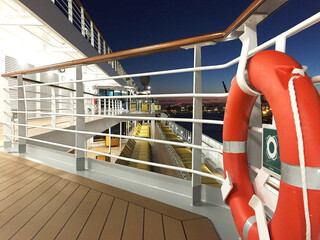Elegante moderne Balkon- oder Loungemöbel auf Pooldeck von Costa Kreuzfahrtschiff - Deck chairs...