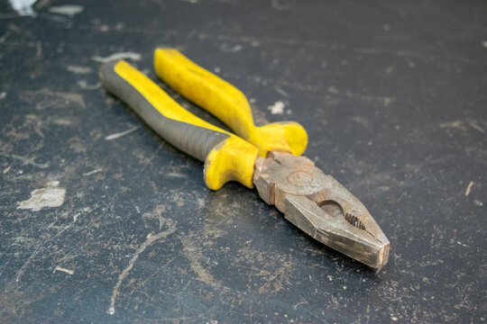 Pinza herramienta cerrada